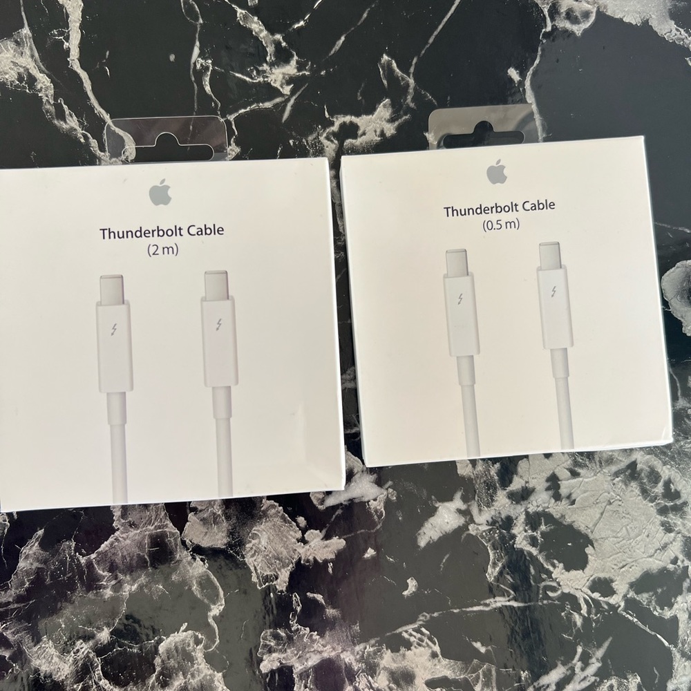 Apple - Thunderbolt cable - 2 and .5
